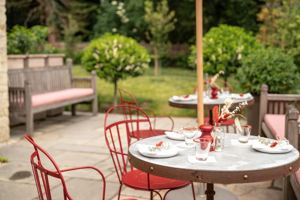 the-double-red-duke-wellness-hotels-united-kingdom-2 The Double Red Duke Cotswolds Wellness Hotel Clanfield Garden