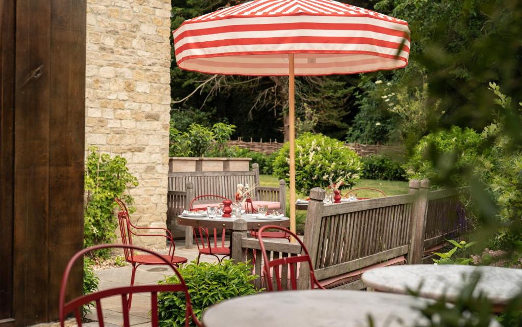 the-double-red-duke-wellness-hotels-united-kingdom-3 The Double Red Duke Cotswolds Wellness Hotel Clanfield Outdoor