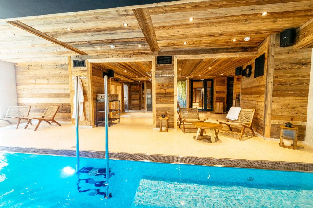 hotel-le-v-de-vaujany-wellness-hotels-france-6 Hotel Le V de Vaujany Wellness Massage France Pool