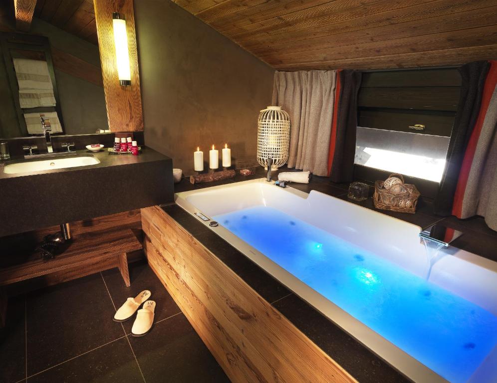 m-de-megeve-wellness-hotels-france-6 M de Megève Wellness Hotel France Jacuzzi